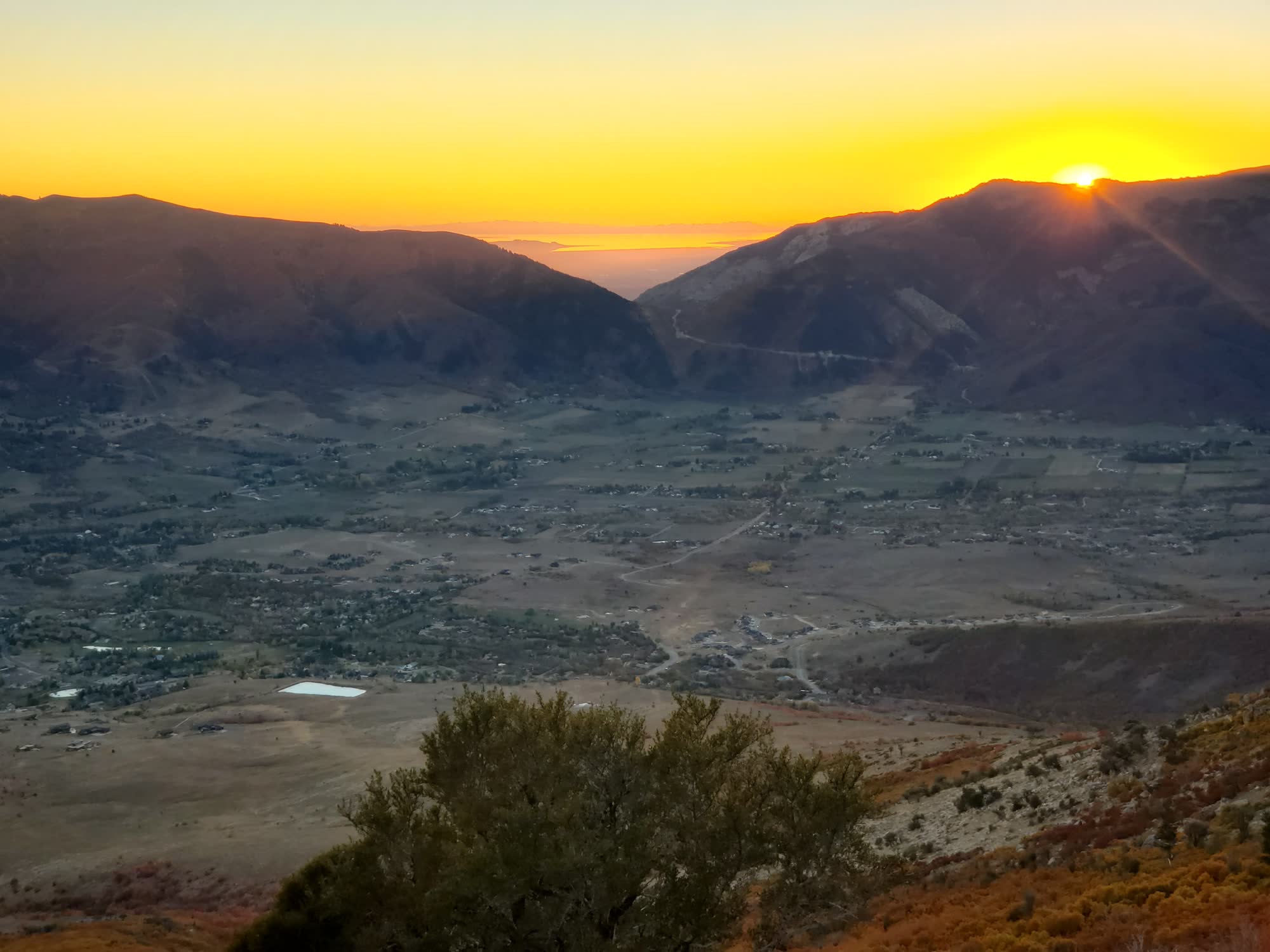 Sunset over the Eden valley from high on the AK21 trail, mountains framing the glowing horizon